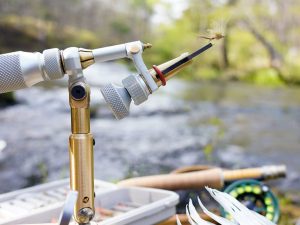 flyfishing_themes_fieldtying-river